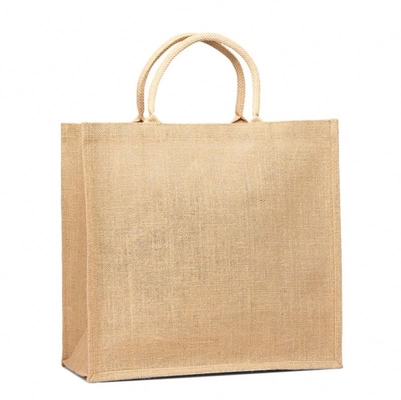 As mulheres encalham o saco de compras segurado médio da juta de 50cm